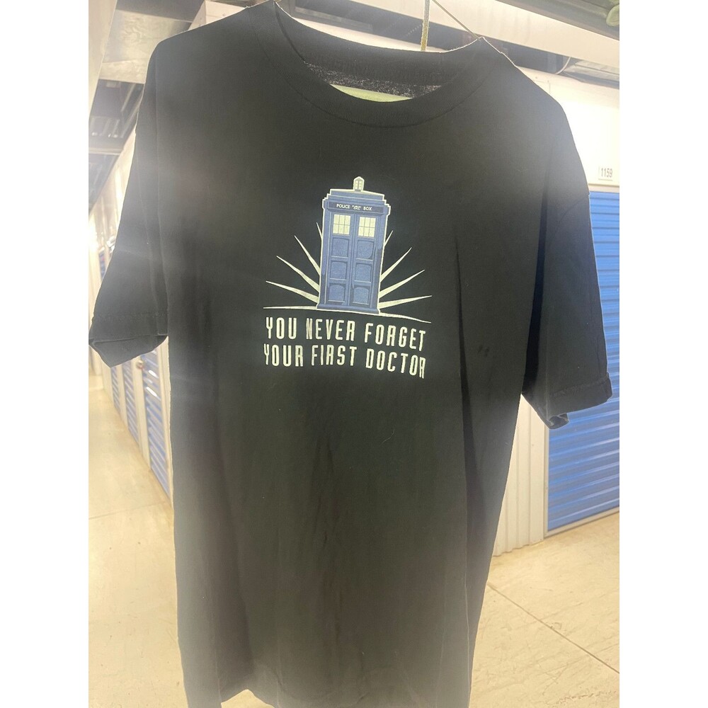 🌀 ThinkGeek Doctor Who T-Shirt – “You Never Forget Your First Doctor” – Size L